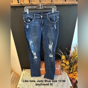 Like new size 11/30 Judy Blue distressed boyfriend fit